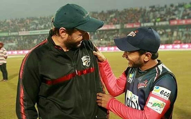 Shahid Afridi buys Mortaza's bat for 17 lakhs